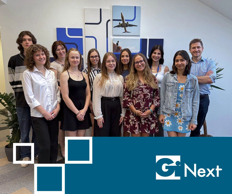 Csoportkép fiatalokról