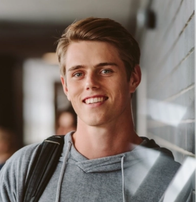 Mosolygós fiatal iskolában